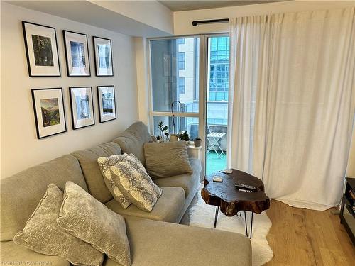 409-270 Wellington Street W, Toronto, ON - Indoor Photo Showing Living Room