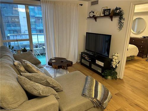 409-270 Wellington Street W, Toronto, ON - Indoor Photo Showing Living Room