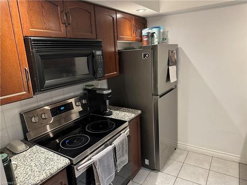 409-270 Wellington Street W, Toronto, ON - Indoor Photo Showing Kitchen