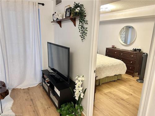 409-270 Wellington Street W, Toronto, ON - Indoor