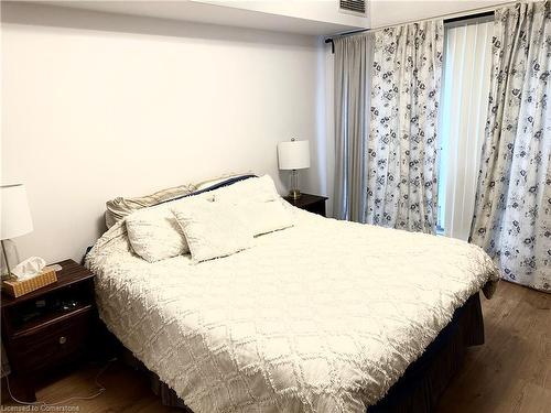 409-270 Wellington Street W, Toronto, ON - Indoor Photo Showing Bedroom