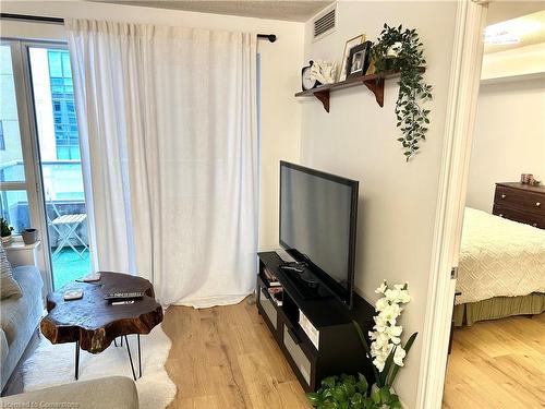 409-270 Wellington Street W, Toronto, ON - Indoor