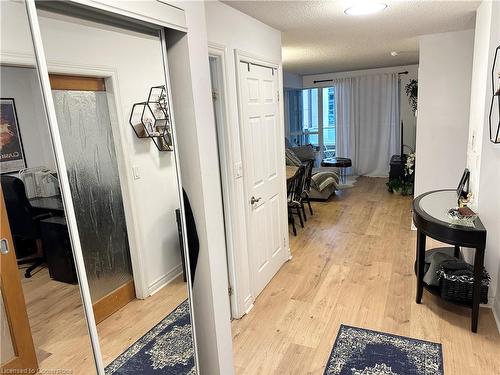 409-270 Wellington Street W, Toronto, ON - Indoor Photo Showing Other Room