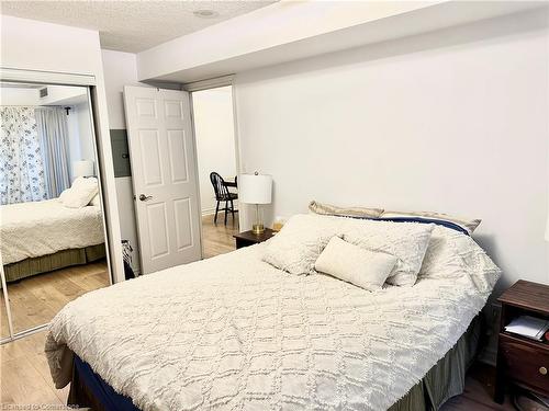 409-270 Wellington Street W, Toronto, ON - Indoor Photo Showing Bedroom