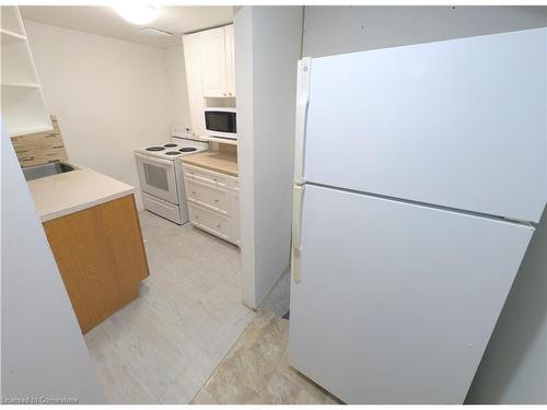 208 West 19Th Street, Hamilton, ON - Indoor Photo Showing Kitchen