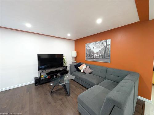 208 West 19Th Street, Hamilton, ON - Indoor Photo Showing Living Room