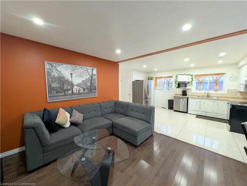 208 West 19Th Street, Hamilton, ON - Indoor Photo Showing Living Room