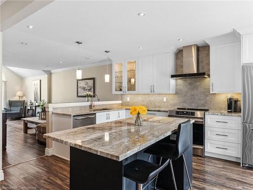 25 Lindsay Drive, Caledonia, ON - Indoor Photo Showing Kitchen With Upgraded Kitchen