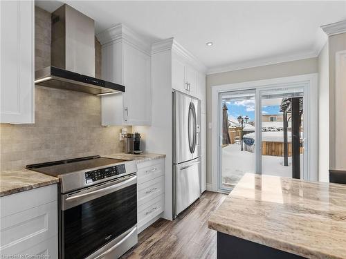 25 Lindsay Drive, Caledonia, ON - Indoor Photo Showing Kitchen With Upgraded Kitchen