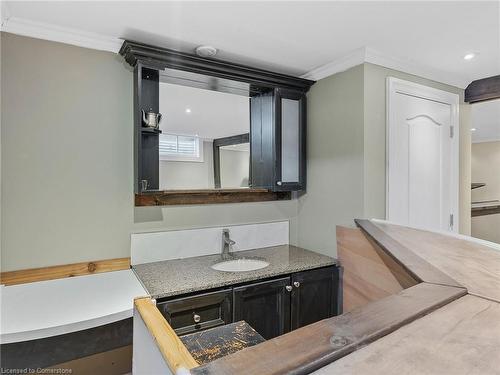 25 Lindsay Drive, Caledonia, ON - Indoor Photo Showing Bathroom