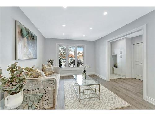 449 Acadia Drive, Hamilton, ON - Indoor Photo Showing Living Room