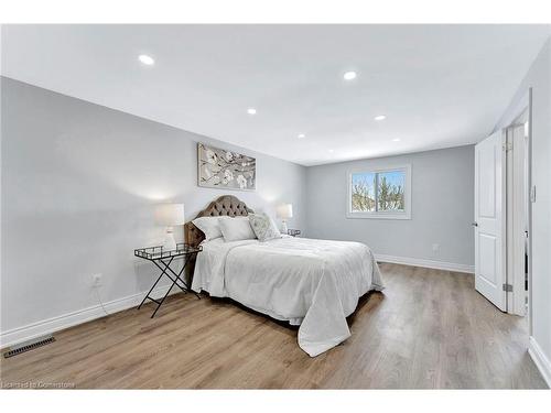 449 Acadia Drive, Hamilton, ON - Indoor Photo Showing Bedroom