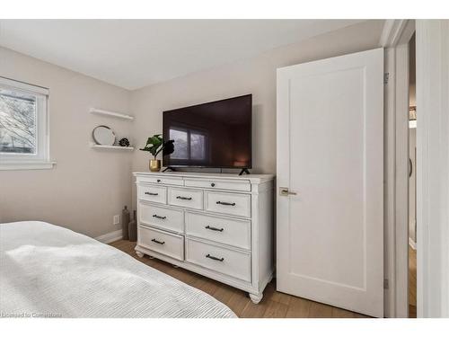 1142 Stanley Drive, Burlington, ON - Indoor Photo Showing Bedroom