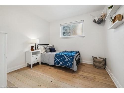 1142 Stanley Drive, Burlington, ON - Indoor Photo Showing Bedroom