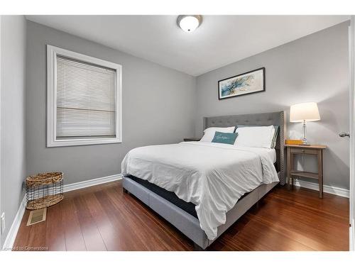 377 East 28Th Street, Hamilton, ON - Indoor Photo Showing Bedroom