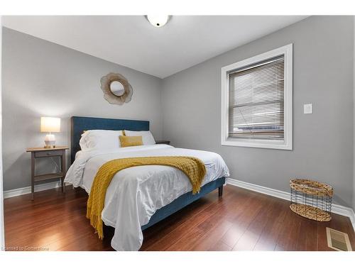 377 East 28Th Street, Hamilton, ON - Indoor Photo Showing Bedroom