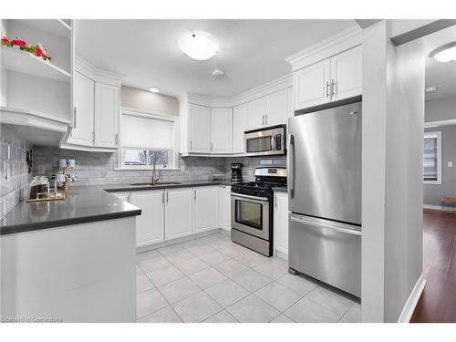 377 East 28Th Street, Hamilton, ON - Indoor Photo Showing Kitchen With Upgraded Kitchen