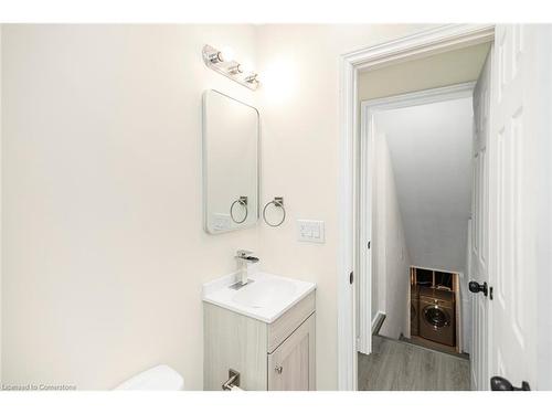 922 Burlington Street E, Hamilton, ON - Indoor Photo Showing Bathroom