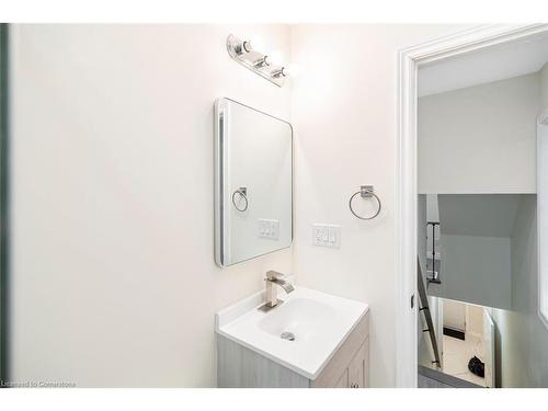 922 Burlington Street E, Hamilton, ON - Indoor Photo Showing Bathroom