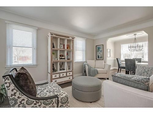 2344 Woodward Avenue, Burlington, ON - Indoor Photo Showing Living Room