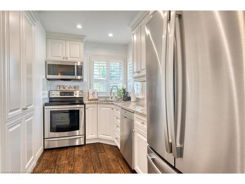 27 Hoover Crescent, Hamilton, ON - Indoor Photo Showing Kitchen