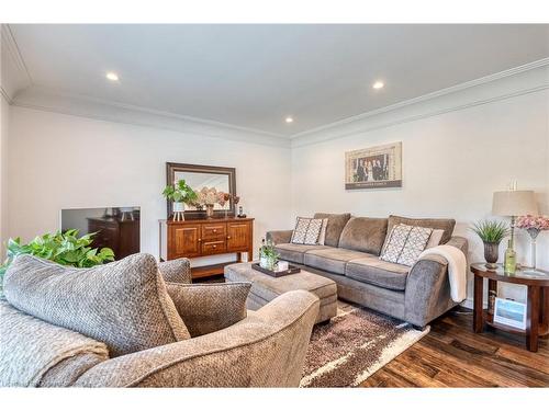 27 Hoover Crescent, Hamilton, ON - Indoor Photo Showing Living Room