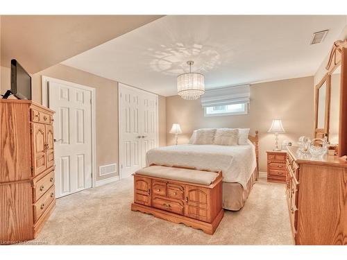 27 Hoover Crescent, Hamilton, ON - Indoor Photo Showing Bedroom