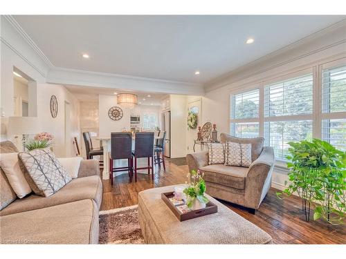 27 Hoover Crescent, Hamilton, ON - Indoor Photo Showing Living Room