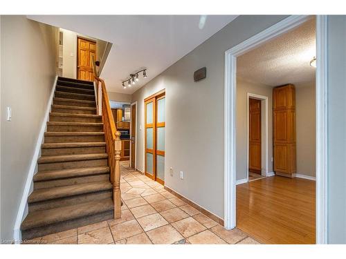 422 Mackay Court, Burlington, ON - Indoor Photo Showing Other Room