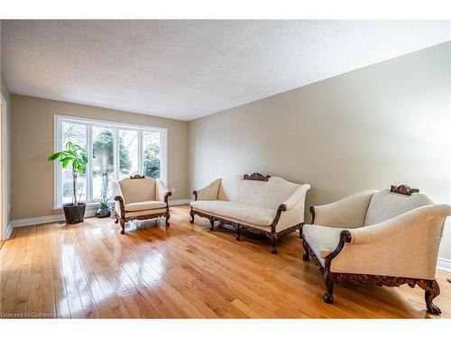 422 Mackay Court, Burlington, ON - Indoor Photo Showing Living Room