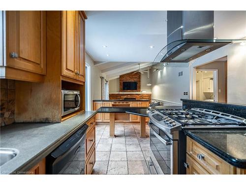 422 Mackay Court, Burlington, ON - Indoor Photo Showing Kitchen