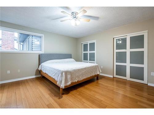 422 Mackay Court, Burlington, ON - Indoor Photo Showing Bedroom