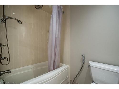 422 Mackay Court, Burlington, ON - Indoor Photo Showing Bathroom