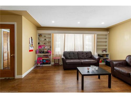 357 Regal Drive, London, ON - Indoor Photo Showing Living Room