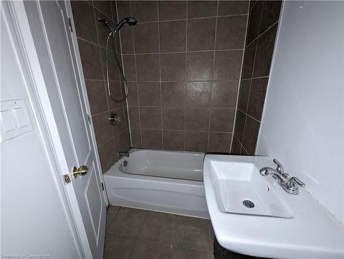 5 Nightingale Street, Hamilton, ON - Indoor Photo Showing Bathroom