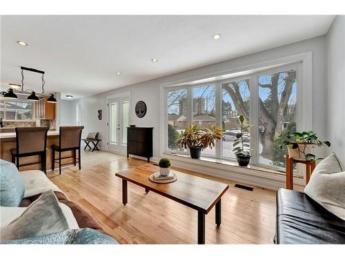 635 Inverness Avenue, Burlington, ON - Indoor Photo Showing Living Room