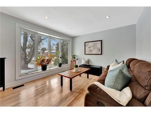 635 Inverness Avenue, Burlington, ON - Indoor Photo Showing Living Room