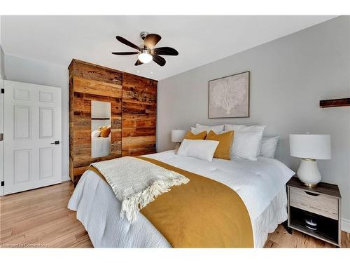 635 Inverness Avenue, Burlington, ON - Indoor Photo Showing Bedroom