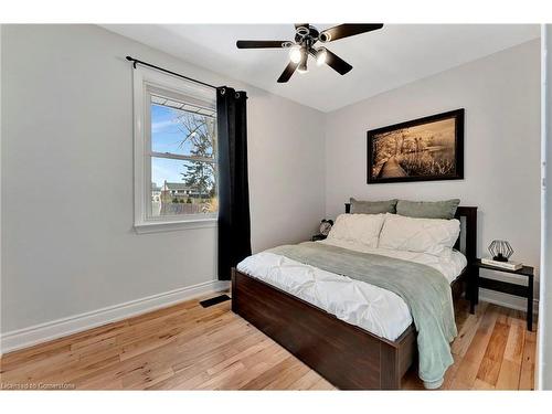 635 Inverness Avenue, Burlington, ON - Indoor Photo Showing Bedroom