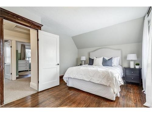 29 East 21St Street, Hamilton, ON - Indoor Photo Showing Bedroom