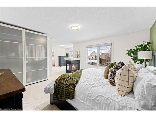 2112 Berwick Drive, Burlington, ON - Indoor Photo Showing Bedroom