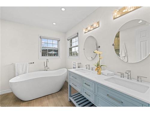 2112 Berwick Drive, Burlington, ON - Indoor Photo Showing Bathroom