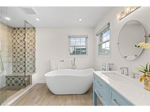 2112 Berwick Drive, Burlington, ON - Indoor Photo Showing Bathroom