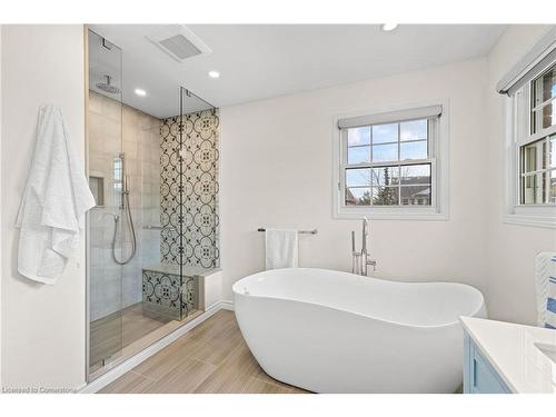 2112 Berwick Drive, Burlington, ON - Indoor Photo Showing Bathroom