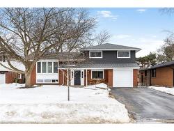 393 Beechwood Crescent  Burlington, ON L7L 3P7