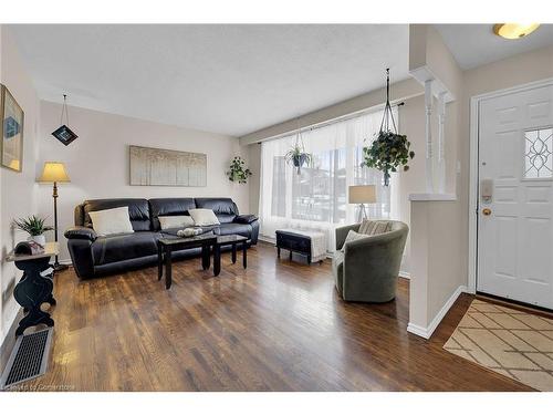 221 East 24Th Street, Hamilton, ON - Indoor Photo Showing Living Room