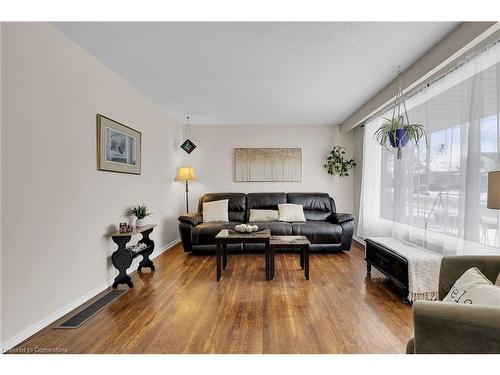 221 East 24Th Street, Hamilton, ON - Indoor Photo Showing Living Room