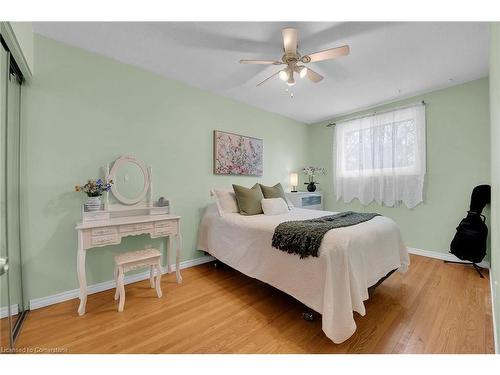 221 East 24Th Street, Hamilton, ON - Indoor Photo Showing Bedroom