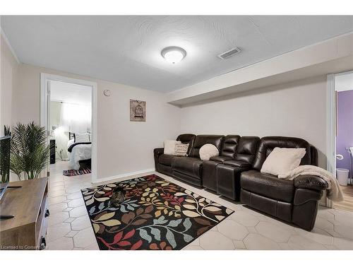 221 East 24Th Street, Hamilton, ON - Indoor Photo Showing Living Room