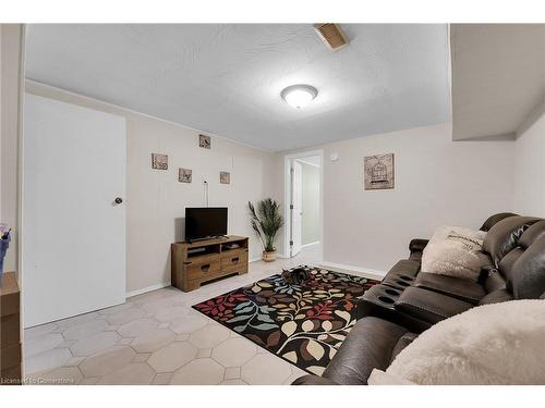 221 East 24Th Street, Hamilton, ON - Indoor Photo Showing Living Room